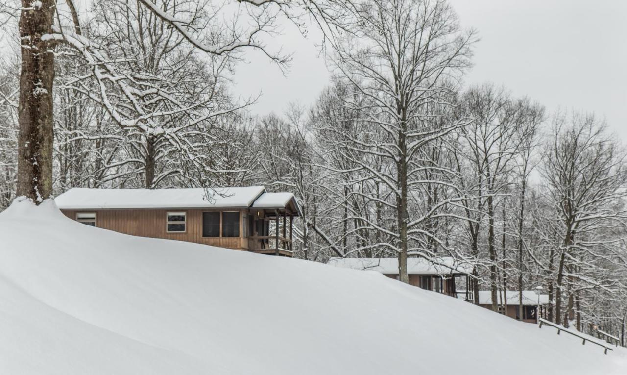 Burr Oak Lodge And Conference Center Glouster Eksteriør billede
